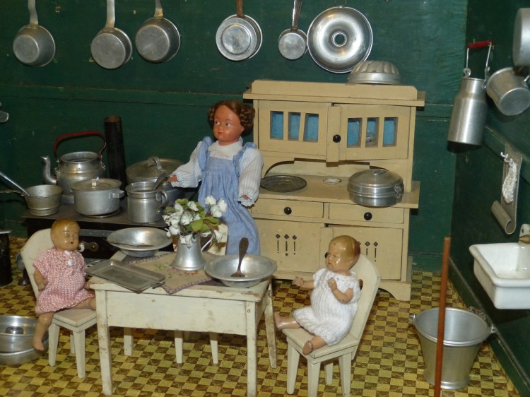dolls-houses-1094362_1920